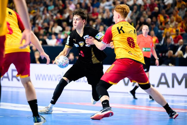 Koeln, Deutschland: Handball EHF Youth Club Trophy - Finale - Fuechse Berlin - GOG Maxime Brodier (Berlin), Lucas Laursen (GOG) Koeln Lanxess Arena Nordrhein-Westfalen Deutschland