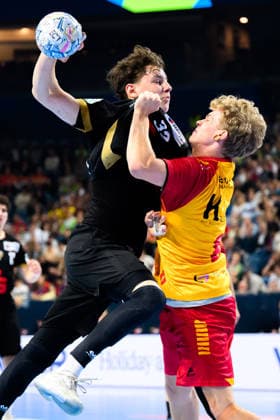 Koeln, Deutschland: Handball EHF Youth Club Trophy - Finale - Fuechse Berlin - GOG Maxime Brodier (Berlin), Knud Larsen (GOG) Koeln Lanxess Arena Nordrhein-Westfalen Deutschland