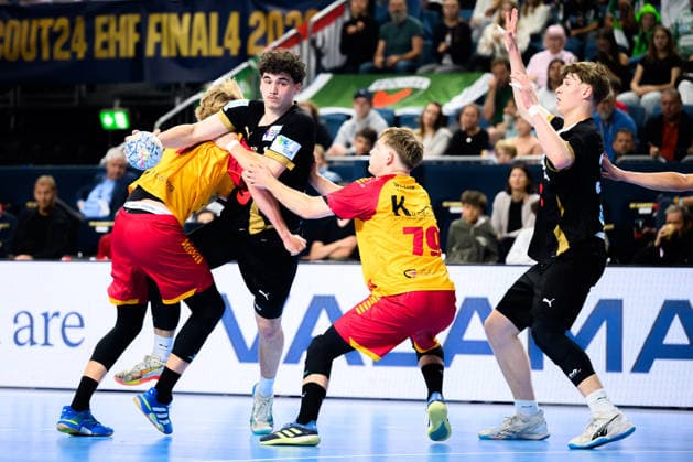 Koeln, Deutschland: Handball EHF Youth Club Trophy - Finale - Fuechse Berlin - GOG Leo Nowak (Berlin), Theodor Klarskov Knudsen (GOG), Dominik Barth (Berlin) Koeln Lanxess Arena Nordrhein-Westfalen Deutschland