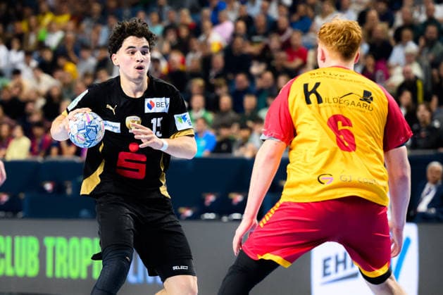 Koeln, Deutschland: Handball EHF Youth Club Trophy - Finale - Fuechse Berlin - GOG Leo Nowak (Berlin), Lucas Laursen (GOG) Koeln Lanxess Arena Nordrhein-Westfalen Deutschland