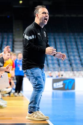 Koeln, Deutschland: Handball EHF Youth Club Trophy - Finale - Fuechse Berlin - GOG Trainer Bob Hanning (Berlin) aergerlich ärgerlich, sauer, wütend wuetend. schreit. tobt. Koeln Lanxess Arena Nordrhein-Westfalen Deutschland