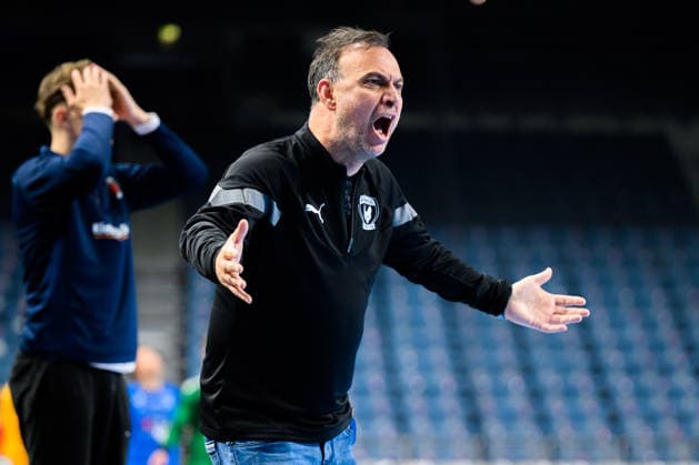 Koeln, Deutschland: Handball EHF Youth Club Trophy - Finale - Fuechse Berlin - GOG Trainer Bob Hanning (Berlin) aergerlich ärgerlich, sauer, wütend wuetend. schreit. tobt. Koeln Lanxess Arena Nordrhein-Westfalen Deutschland