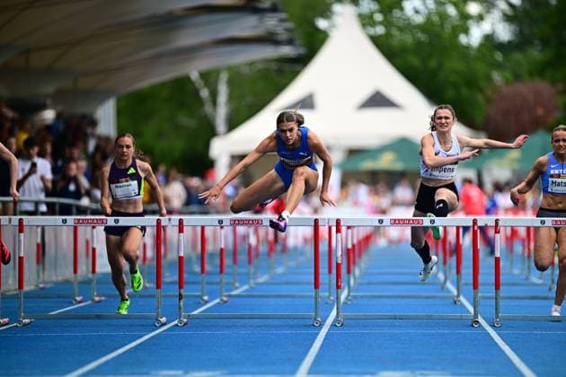 Shira Kurzawa (LAC Erdgas Chemnitz) überfliegt eine Hürde in voller Streckung beim 400m-Hürdenlauf im Michael-Hoffmann-Stadion Mannheim, links dahinter Megan Nieman (South Africa). Auf der Nebenbahn ist zudem die Aufschrift Impens erkennbar. Kurzawa Shira und Megan Nieman im 400m-Hürdenlauf in Mannheim
