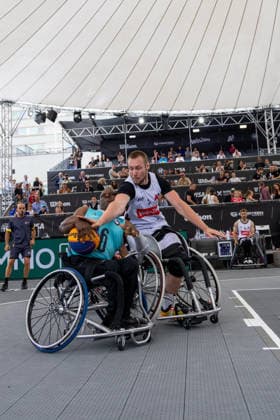 BASKETBALL - FIBA 3x3 World Tour VIENNA,AUSTRIA,14.JUN.26 - BASKETBALL - FIBA 3x3 World Tour. Image shows a participant and Hubert Hager (AUT).  GEPAxpictures xPhilippxBrem