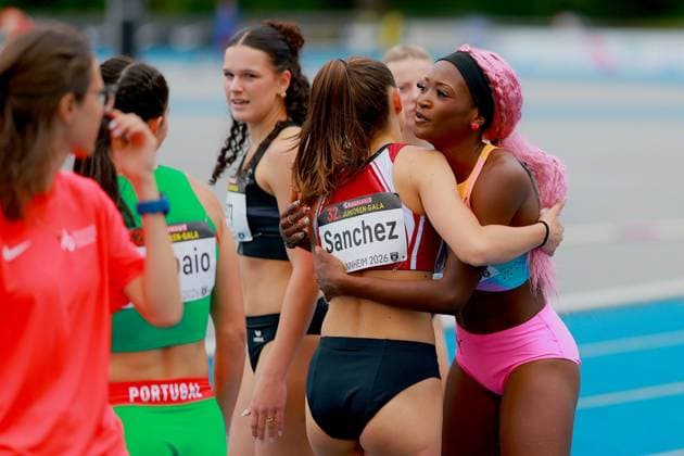 Sereina Liem (Schweiz) und Ndasi Daryl (Munich Athletics) umarmen sich nach dem Wettkampf auf der Tartanbahn des Michael-Hoffmann-Stadions bei der 32. Bauhaus Junioren-Gala Mannheim. Im Hintergrund sind weitere Athletinnen, darunter eine Portugiesin, zu sehen. Sereina Liem und Ndasi Daryl umarmen sich bei der 32. Junioren-Gala Mannheim