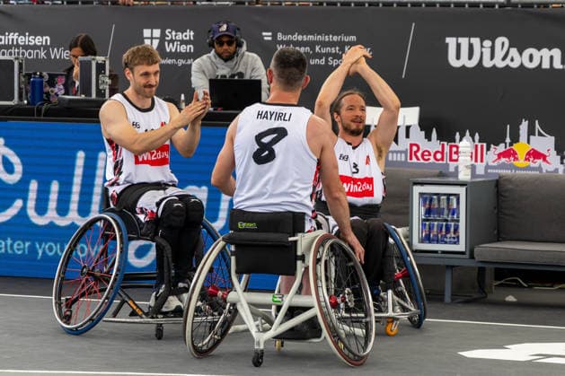 BASKETBALL - FIBA 3x3 World Tour VIENNA,AUSTRIA,14.JUN.26 - BASKETBALL - FIBA 3x3 World Tour. Image shows the rejoicing of Samuel Pfurtscheller, Mehmet Hayirli and Alexander Suppan (AUT).  GEPAxpictures xPhilippxBrem