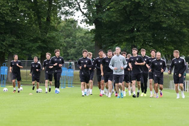 Fußball, Regionalliga, FC Schweinfurt 05 Trainingsauftakt 2026 2027 Die Spieler des FC Schweinfurt 05 bei einer Laufeinheit während des Trainingsauftaktes Schweinfurt Riedel Bau Arena im Sachs-Stadio Bayern Unterfranken Deutschland