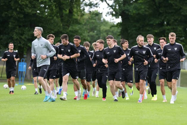Fußball, Regionalliga, FC Schweinfurt 05 Trainingsauftakt 2026 2027 Die Spieler des FC Schweinfurt 05 bei einer Laufeinheit während des Trainingsauftaktes Schweinfurt Riedel Bau Arena im Sachs-Stadio Bayern Unterfranken Deutschland