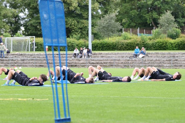 Fußball, Regionalliga, FC Schweinfurt 05 Trainingsauftakt 2026 2027 Die Spieler des FC Schweinfurt 05 dehne sich während des Trainingsauftaktes Schweinfurt Riedel Bau Arena im Sachs-Stadio Bayern Unterfranken Deutschland