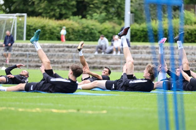 Fußball, Regionalliga, FC Schweinfurt 05 Trainingsauftakt 2026 2027 Die Spieler des FC Schweinfurt 05 dehne sich während des Trainingsauftaktes Schweinfurt Riedel Bau Arena im Sachs-Stadio Bayern Unterfranken Deutschland