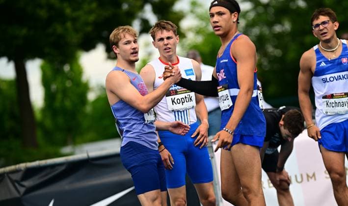 Toby Wright (Great Britain) und Lukáö Koptík ( 361, Czech Republic) geben sich nach dem Wettkampf die Hand beim 32. Junioren-Gala Meeting in Mannheim. Im Hintergrund sind weitere Athleten, darunter Miroslav Krchnavý (Slovakia), zu sehen. Toby Wright und Lukáö Koptík beim Handshake nach dem 110m-Hürden