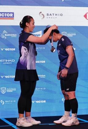 (SP)AUSTRALIA-SYDNEY-BADMINTON-AUSTRALIAN OPEN-WOMEN S DOUBLES (260614) -- SYDNEY, June 14, 2026 (Xinhua) -- Febriana Dwipuji Kusuma (L) of Indonesia puts the medal around her teammate Meilysa Trias Puspitasari s neck during the awarding ceremony after the women s doubles final match between Jia Yifan Zhang Shuxian of China and Febriana Dwipuji Kusuma Meilysa Trias Puspitasari of Indonesia at the Australian Badminton Open 2026 in Sydney, Australia, June 14, 2026. (Xinhua Gong Bing)