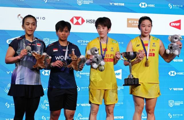 (SP)AUSTRALIA-SYDNEY-BADMINTON-AUSTRALIAN OPEN-WOMEN S DOUBLES (260614) -- SYDNEY, June 14, 2026 (Xinhua) -- Jia Yifan (1st R) Zhang Shuxian (2nd R) of China and Febriana Dwipuji Kusuma (1st L) Meilysa Trias Puspitasari of Indonesia pose during the awarding ceremony after the women s doubles final match at the Australian Badminton Open 2026 in Sydney, Australia, June 14, 2026. (Xinhua Gong Bing)