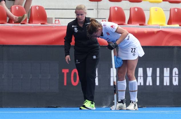 Belgium s Stephanie Vanden Borre leaves the pitch after being injured during a hockey game between Belgian national team, Nationalteam Red Panthers and Argentina, Sunday 14 June 2026 in Wavre, match 9 16 in the group stage of the women s FIH Pro League competition. VIRGINIExLEFOUR  x177612601x