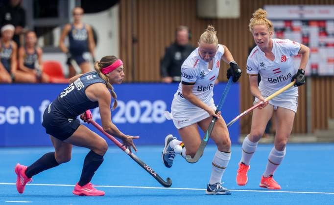 Belgium s Charlotte Englebert and Argentina s Julieta Jankunas fight for the ball during a hockey game between Belgian national team, Nationalteam Red Panthers and Argentina, Sunday 14 June 2026 in Wavre, match 9 16 in the group stage of the women s FIH Pro League competition. VIRGINIExLEFOUR  x177613053x