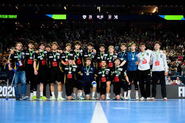 Koeln, Deutschland: Handball EHF Youth Club Trophy - Finale - Fuechse Berlin - GOG die Mannschaft von Berlin mit der Silbermedaille, Gruppenfoto Koeln Lanxess Arena Nordrhein-Westfalen Deutschland