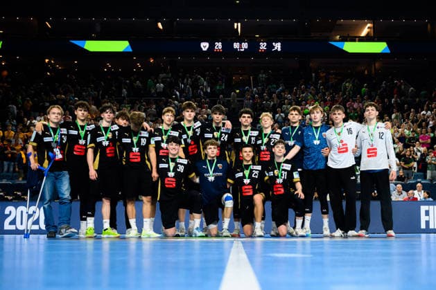 Koeln, Deutschland: Handball EHF Youth Club Trophy - Finale - Fuechse Berlin - GOG die Mannschaft von Berlin mit der Silbermedaille, Gruppenfoto Koeln Lanxess Arena Nordrhein-Westfalen Deutschland