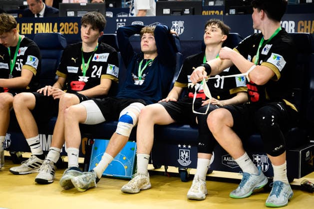 Koeln, Deutschland: Handball EHF Youth Club Trophy - Finale - Fuechse Berlin - GOG Philipp Anastassiadis (Berlin), Joscha Gehann (Berlin) unzufrieden enttäuscht enttaeuscht niedergeschlagen frustriert, Koeln Lanxess Arena Nordrhein-Westfalen Deutschland