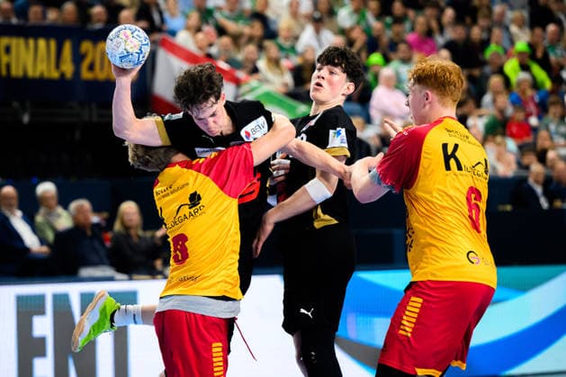 Koeln, Deutschland: Handball EHF Youth Club Trophy - Finale - Fuechse Berlin - GOG Leo Nowak (Berlin), Maxime Brodier (Berlin), Lucas Laursen (GOG) Koeln Lanxess Arena Nordrhein-Westfalen Deutschland