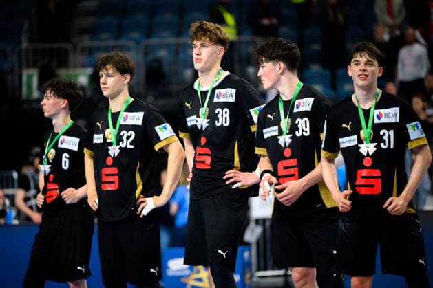 Koeln, Deutschland: Handball EHF Youth Club Trophy - Finale - Fuechse Berlin - GOG Leo Tautenhahn (Berlin), Maxime Brodier (Berlin), Dominik Barth (Berlin), Moritz Leyendecker (Berlin), Joscha Gehann (Berlin) unzufrieden enttäuscht enttaeuscht niedergeschlagen frustriert, mit der Silbermedaille Koeln Lanxess Arena Nordrhein-Westfalen Deutschland