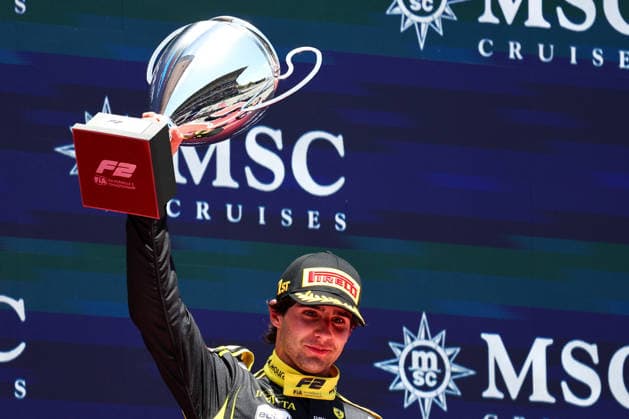 Race winner Rafael Camara of Brazil and Invicta Racing (1) lifts his trophy on the podium during the Round 5 Barcelona Feature race of the Formula 2 Championship , Race, F1 Grand Prix of Barcelona-Catalunya, am 14. June 2026 in Barcelona, Spain. (Foto von Diogo Cardoso DeFodi Images) Race winner Rafael Camara of Brazil and Invicta Racing (1) lifts his trophy on the podium during the Round 5 Barcelona Feature race of the Formula 2 Championship , Race, F1 Grand Prix of Barcelona-Catalunya, Circuit de Barcelona-Catalunya on June 14, 2026 in Barcelona, Spain. (Photo by Diogo Cardoso DeFodi Images) -
