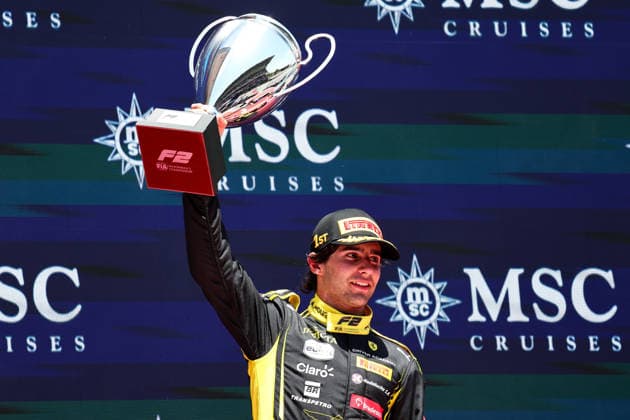 Race winner Rafael Camara of Brazil and Invicta Racing (1) lifts his trophy on the podium during the Round 5 Barcelona Feature race of the Formula 2 Championship , Race, F1 Grand Prix of Barcelona-Catalunya, am 14. June 2026 in Barcelona, Spain. (Foto von Diogo Cardoso DeFodi Images) Race winner Rafael Camara of Brazil and Invicta Racing (1) lifts his trophy on the podium during the Round 5 Barcelona Feature race of the Formula 2 Championship , Race, F1 Grand Prix of Barcelona-Catalunya, Circuit de Barcelona-Catalunya on June 14, 2026 in Barcelona, Spain. (Photo by Diogo Cardoso DeFodi Images) -