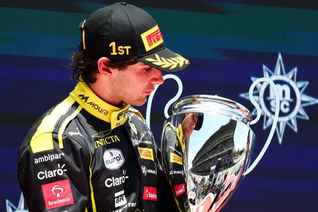 Race winner Rafael Camara of Brazil and Invicta Racing (1) lifts his trophy on the podium during the Round 5 Barcelona Feature race of the Formula 2 Championship , Race, F1 Grand Prix of Barcelona-Catalunya, am 14. June 2026 in Barcelona, Spain. (Foto von Diogo Cardoso DeFodi Images) Race winner Rafael Camara of Brazil and Invicta Racing (1) lifts his trophy on the podium during the Round 5 Barcelona Feature race of the Formula 2 Championship , Race, F1 Grand Prix of Barcelona-Catalunya, Circuit de Barcelona-Catalunya on June 14, 2026 in Barcelona, Spain. (Photo by Diogo Cardoso DeFodi Images) -