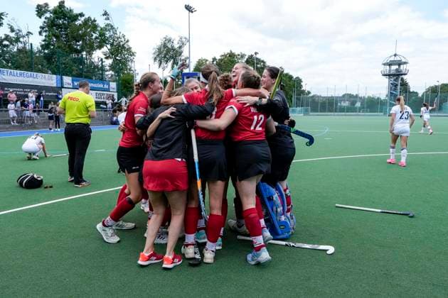 Spielerinnen vom TSV Mannheim Hockey, Jubel nach dem Schlusspfiff über den Aufstieg in die 1. Bundesliga, Aufsteiger, Aufsteigerinnen, aufgestiegen, Freude über den Sieg, Sieger, Gewinner, jubelt, jubeln, fröhlich, positiv, freut sich, freuen, optimistisch, Highlight, Action, Aktion, 14.06.2026, Mannheim (Deutschland), Hockey, 2. Bundesliga Gruppe Süd, Damen, Feudenheimer HC - TSV Mannheim