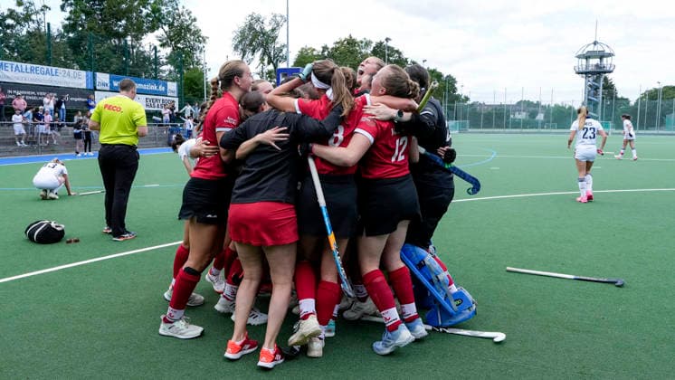 Spielerinnen vom TSV Mannheim Hockey, Jubel nach dem Schlusspfiff über den Aufstieg in die 1. Bundesliga, Aufsteiger, Aufsteigerinnen, aufgestiegen, Freude über den Sieg, Sieger, Gewinner, jubelt, jubeln, fröhlich, positiv, freut sich, freuen, optimistisch, Highlight, Action, Aktion, 14.06.2026, Mannheim (Deutschland), Hockey, 2. Bundesliga Gruppe Süd, Damen, Feudenheimer HC - TSV Mannheim