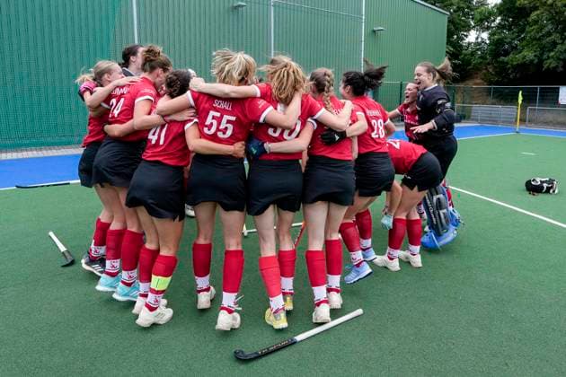 Spielerinnen vom TSV Mannheim Hockey, Jubel nach dem Schlusspfiff über den Aufstieg in die 1. Bundesliga, Aufsteiger, Aufsteigerinnen, aufgestiegen, Freude über den Sieg, Sieger, Gewinner, jubelt, jubeln, fröhlich, positiv, freut sich, freuen, optimistisch, Highlight, Action, Aktion, 14.06.2026, Mannheim (Deutschland), Hockey, 2. Bundesliga Gruppe Süd, Damen, Feudenheimer HC - TSV Mannheim
