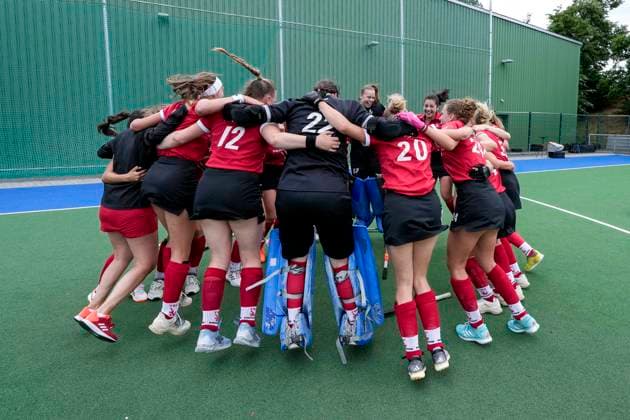 Spielerinnen vom TSV Mannheim Hockey, Jubel nach dem Schlusspfiff über den Aufstieg in die 1. Bundesliga, Aufsteiger, Aufsteigerinnen, aufgestiegen, Freude über den Sieg, Sieger, Gewinner, jubelt, jubeln, fröhlich, positiv, freut sich, freuen, optimistisch, Highlight, Action, Aktion, 14.06.2026, Mannheim (Deutschland), Hockey, 2. Bundesliga Gruppe Süd, Damen, Feudenheimer HC - TSV Mannheim