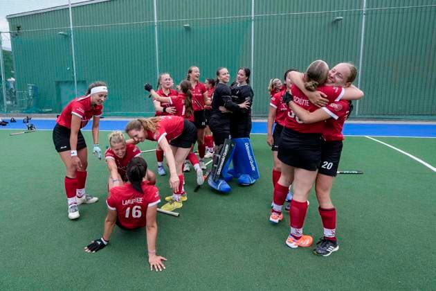 Spielerinnen vom TSV Mannheim Hockey, Jubel nach dem Schlusspfiff über den Aufstieg in die 1. Bundesliga, Aufsteiger, Aufsteigerinnen, aufgestiegen, Freude über den Sieg, Sieger, Gewinner, jubelt, jubeln, fröhlich, positiv, freut sich, freuen, optimistisch, Highlight, Action, Aktion, 14.06.2026, Mannheim (Deutschland), Hockey, 2. Bundesliga Gruppe Süd, Damen, Feudenheimer HC - TSV Mannheim