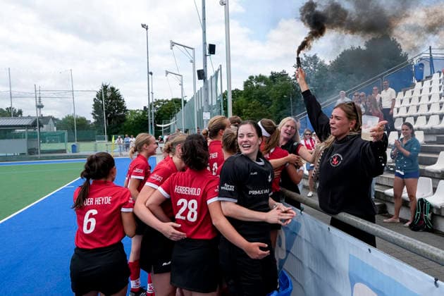Spielerinnen vom TSV Mannheim Hockey, Jubel nach dem Schlusspfiff über den Aufstieg in die 1. Bundesliga, Aufsteiger, Aufsteigerinnen, aufgestiegen, Freude über den Sieg, Sieger, Gewinner, jubelt, jubeln, fröhlich, positiv, freut sich, freuen, optimistisch, Highlight, Action, Aktion, 14.06.2026, Mannheim (Deutschland), Hockey, 2. Bundesliga Gruppe Süd, Damen, Feudenheimer HC - TSV Mannheim