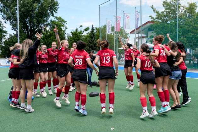 Spielerinnen vom TSV Mannheim Hockey, Jubel nach dem Schlusspfiff über den Aufstieg in die 1. Bundesliga, Aufsteiger, Aufsteigerinnen, aufgestiegen, Freude über den Sieg, Sieger, Gewinner, jubelt, jubeln, fröhlich, positiv, freut sich, freuen, optimistisch, Highlight, Action, Aktion, 14.06.2026, Mannheim (Deutschland), Hockey, 2. Bundesliga Gruppe Süd, Damen, Feudenheimer HC - TSV Mannheim