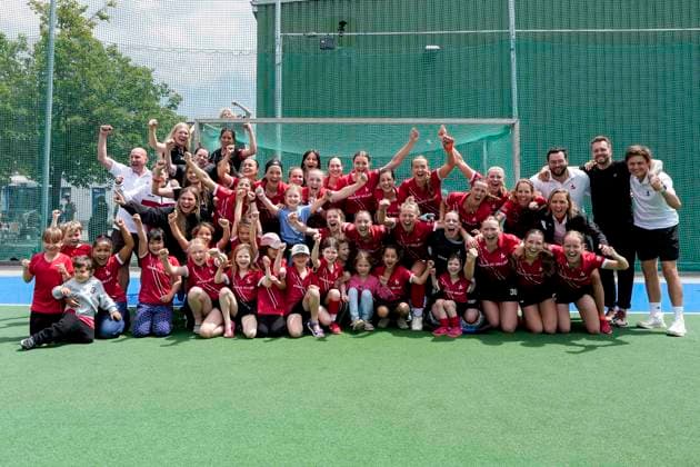 Spielerinnen vom TSV Mannheim Hockey, Jubel nach dem Schlusspfiff über den Aufstieg in die 1. Bundesliga, Aufsteiger, Aufsteigerinnen, aufgestiegen, Freude über den Sieg, Sieger, Gewinner, jubelt, jubeln, fröhlich, positiv, freut sich, freuen, optimistisch, Highlight, Action, Aktion, Mannschaftsfoto, Teamfoto, Mannschaft, Team, Gruppenbild, 14.06.2026, Mannheim (Deutschland), Hockey, 2. Bundesliga Gruppe Süd, Damen, Feudenheimer HC - TSV Mannheim