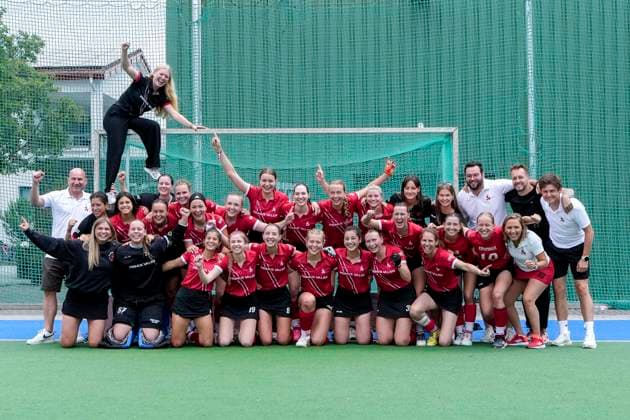 Spielerinnen vom TSV Mannheim Hockey, Jubel nach dem Schlusspfiff über den Aufstieg in die 1. Bundesliga, Aufsteiger, Aufsteigerinnen, aufgestiegen, Freude über den Sieg, Sieger, Gewinner, jubelt, jubeln, fröhlich, positiv, freut sich, freuen, optimistisch, Highlight, Action, Aktion, Mannschaftsfoto, Teamfoto, Mannschaft, Team, Gruppenbild, 14.06.2026, Mannheim (Deutschland), Hockey, 2. Bundesliga Gruppe Süd, Damen, Feudenheimer HC - TSV Mannheim