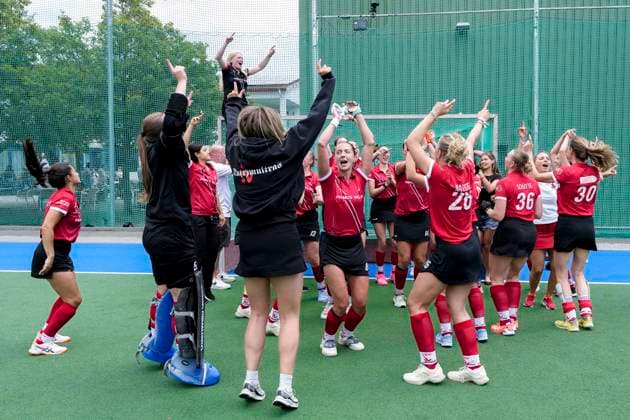 Spielerinnen vom TSV Mannheim Hockey, Jubel nach dem Schlusspfiff über den Aufstieg in die 1. Bundesliga, Aufsteiger, Aufsteigerinnen, aufgestiegen, Freude über den Sieg, Sieger, Gewinner, jubelt, jubeln, fröhlich, positiv, freut sich, freuen, optimistisch, Highlight, Action, Aktion, 14.06.2026, Mannheim (Deutschland), Hockey, 2. Bundesliga Gruppe Süd, Damen, Feudenheimer HC - TSV Mannheim