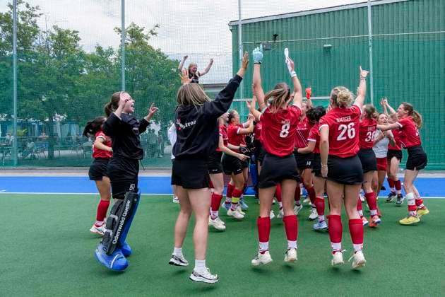 Spielerinnen vom TSV Mannheim Hockey, Jubel nach dem Schlusspfiff über den Aufstieg in die 1. Bundesliga, Aufsteiger, Aufsteigerinnen, aufgestiegen, Freude über den Sieg, Sieger, Gewinner, jubelt, jubeln, fröhlich, positiv, freut sich, freuen, optimistisch, Highlight, Action, Aktion, 14.06.2026, Mannheim (Deutschland), Hockey, 2. Bundesliga Gruppe Süd, Damen, Feudenheimer HC - TSV Mannheim