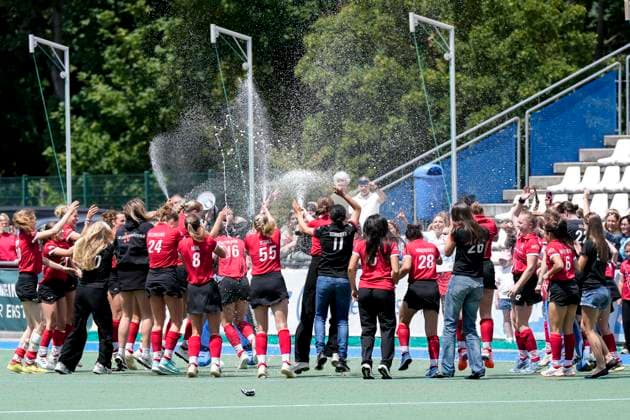 Spielerinnen vom TSV Mannheim Hockey, Jubel nach dem Schlusspfiff über den Aufstieg in die 1. Bundesliga, Aufsteiger, Aufsteigerinnen, aufgestiegen, Freude über den Sieg, Sieger, Gewinner, jubelt, jubeln, fröhlich, positiv, freut sich, freuen, optimistisch, Highlight, Action, Aktion, 14.06.2026, Mannheim (Deutschland), Hockey, 2. Bundesliga Gruppe Süd, Damen, Feudenheimer HC - TSV Mannheim
