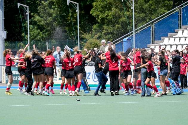 Spielerinnen vom TSV Mannheim Hockey, Jubel nach dem Schlusspfiff über den Aufstieg in die 1. Bundesliga, Aufsteiger, Aufsteigerinnen, aufgestiegen, Freude über den Sieg, Sieger, Gewinner, jubelt, jubeln, fröhlich, positiv, freut sich, freuen, optimistisch, Highlight, Action, Aktion, 14.06.2026, Mannheim (Deutschland), Hockey, 2. Bundesliga Gruppe Süd, Damen, Feudenheimer HC - TSV Mannheim