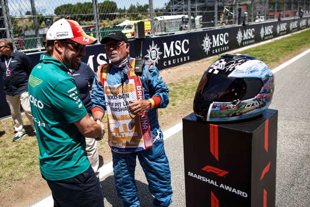 F1 - BARCELONA-CATALUNYA GRAND PRIX 2026 ALONSO Fernando (spa), Aston Martin F1 Team Honda AMR26, portrait marshall, commissaire de piste, marshal, marshalls, marshals award during the Formula 1 Barcelona-Catalunya Grand Prix 2026, 7th round of the 2026 Formula One World Championship, WM, Weltmeisterschaft from June 12 to 14, 2026 on the Circuit de Barcelona-Catalunya, in Montmelo, Spain - MontmeloSpain  Copyright: xXavixBonillax