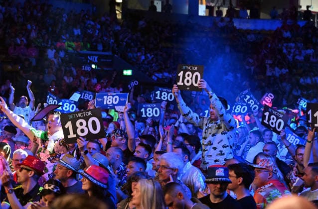 14.06.2026, xhbx, Dart World Cup of Darts 2026, v.l. Dart Fans, Zuschauer, Stimmung, Verkleidung, Kostüme, Schild 180 (DFL DFB REGULATIONS PROHIBIT ANY USE OF PHOTOGRAPHS as IMAGE SEQUENCES and or QUASI-VIDEO) Frankfurt