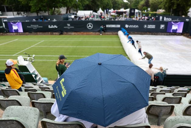 VANDA Pharmaceuticals Berlin Tennis Open 2026 Ground staff cover the grass court as rain interrupts play during the VANDA Pharmaceuticals Berlin Tennis Open in Berlin, Germany, on June 14, 2026 Berlin Germany  Copyright: xFotoxOlimpikx originalFilename:jastrzebowski-vandapha260614_npTWJ.jpg