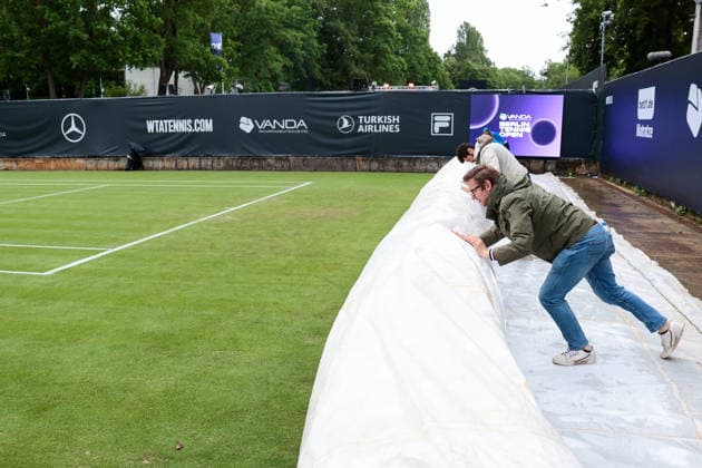 VANDA Pharmaceuticals Berlin Tennis Open 2026 Ground staff cover the grass court as rain interrupts play during the VANDA Pharmaceuticals Berlin Tennis Open in Berlin, Germany, on June 14, 2026 Berlin Germany  Copyright: xFotoxOlimpikx originalFilename:jastrzebowski-vandapha260614_npdLD.jpg