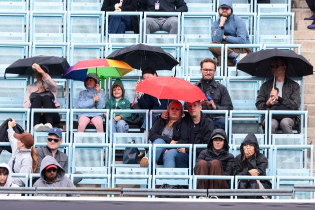 VANDA Pharmaceuticals Berlin Tennis Open 2026 Spectators shelter from the rain during a weather delay at the VANDA Pharmaceuticals Berlin Tennis Open in Berlin, Germany, on June XX, 2026. Berlin Germany  Copyright: xFotoxOlimpikx originalFilename:jastrzebowski-vandapha260614_npH0H.jpg