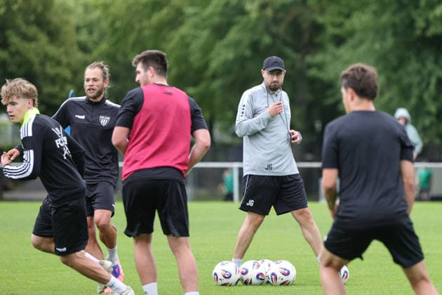 14.06.2026, Fußball, Herren, Regionalliga Bayern, Saison 2026 2027: Trainingsauftakt FC Schweinfurt 05 Trainer Jan Gernlein (FC Schweinfurt 05) beobachtet seine Spieler beim Training Schweinfurt Riedel Bau Arena im Sachs-Stadio Bayern Unterfranken Deutschland
