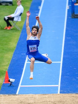 260614 Gabriel Dag, Sparvägens FK, tävlar i herrarnas B-final av längdhopp under friidrottstävlingen Folksam Grand Prix den 14 juni 2026 i Stockholm.