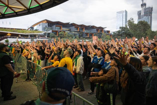 WORLD CUP LIVE SITE, Fans celebrate AustraliaÕs 2nd goal during the FIFA World Cup, WM, Weltmeisterschaft, Fussball Group D Australia versus Tu?rkiye match live site at Tumbalong Park in Sydney, Sunday, June 14, 2026. ( NO ARCHIVING SYDNEY NEW SOUTH WALES Australia  Copyright: xNADIRxKINANIx 20260614187298936883