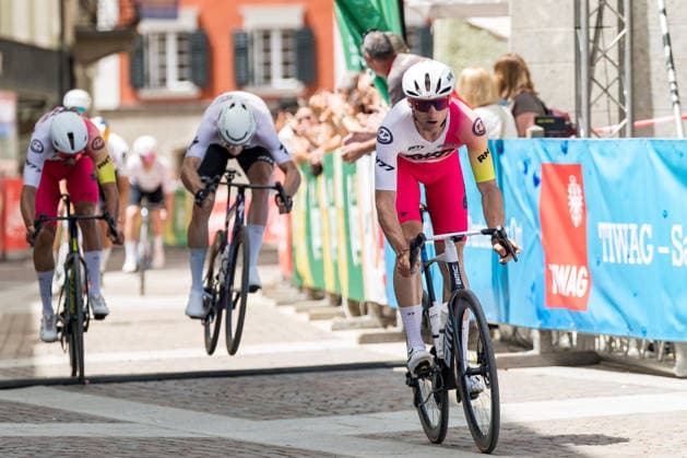 Zielankunft, v.l. Johnny HOOGERLAND (NED, 3. Platz), Jan KATTANEK (AUT, 2. Platz), Sieger Dolomitenradrundfahrt Maximilian KUEN (AUT) Foto:Eibner-Pressefoto Groder Lienz