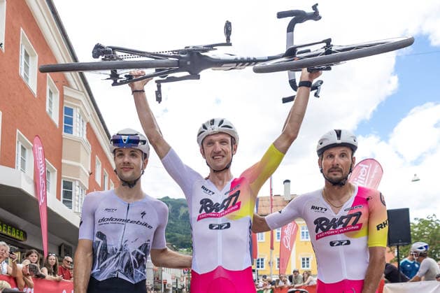 v.l. Jan KATTANEK (AUT, 2. Platz), Sieger Dolomitenradrundfahrt Maximilian KUEN (AUT), Johnny HOOGERLAND (NED, 3. Platz) Foto:Eibner-Pressefoto Groder Lienz